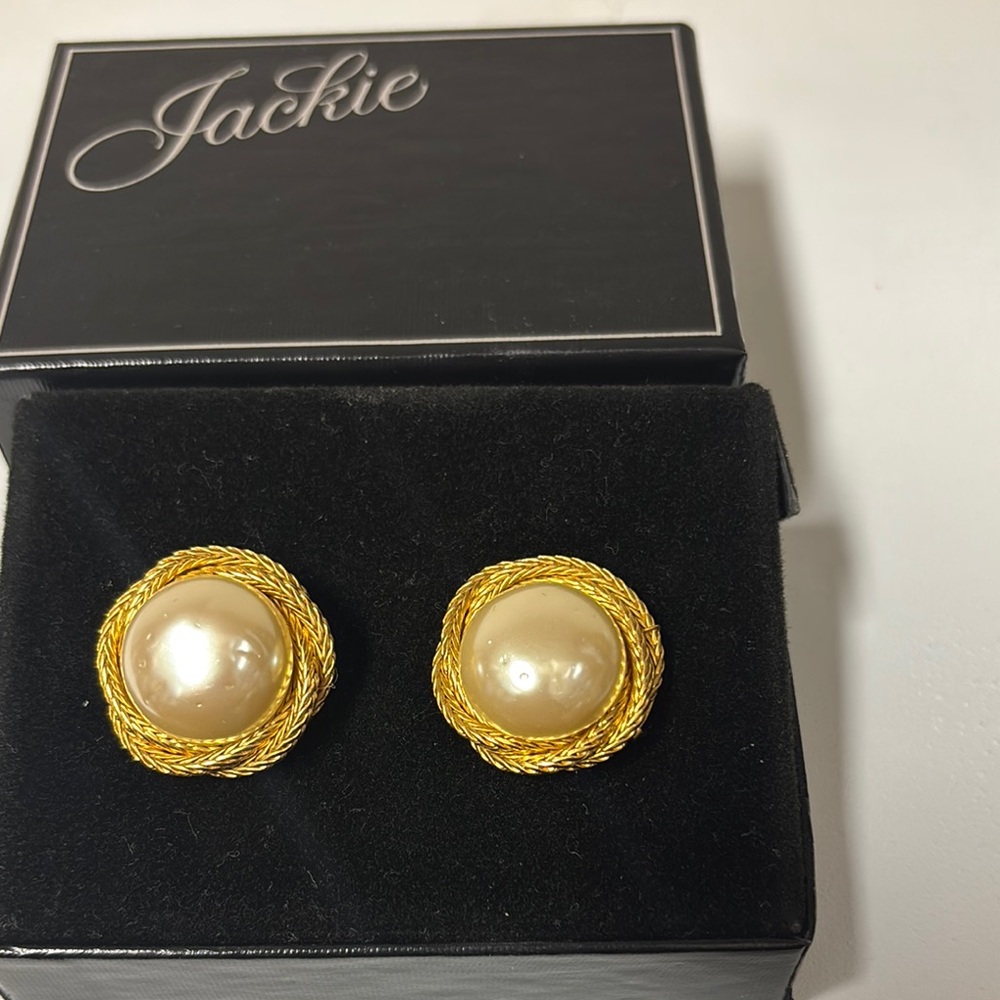 VTG FRANKLIN MINT Jackie Kennedy faux mabe pearl cabochon golden clip earrings